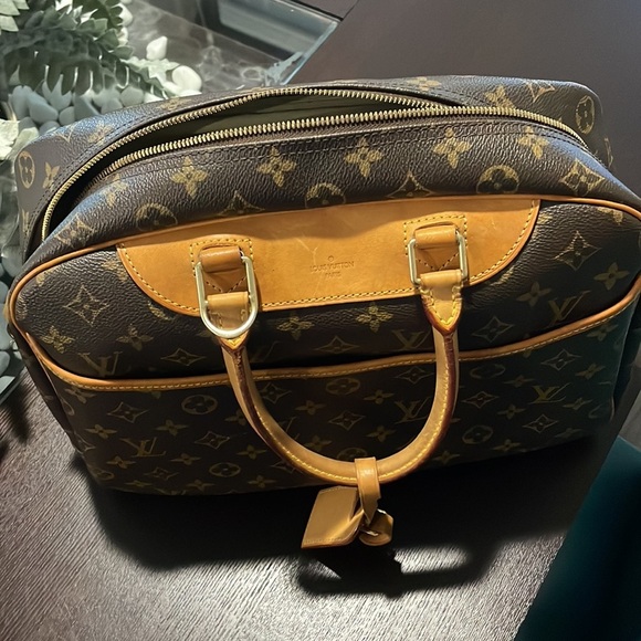 Authentic Louis Vuitton bag - Picture 2 of 10